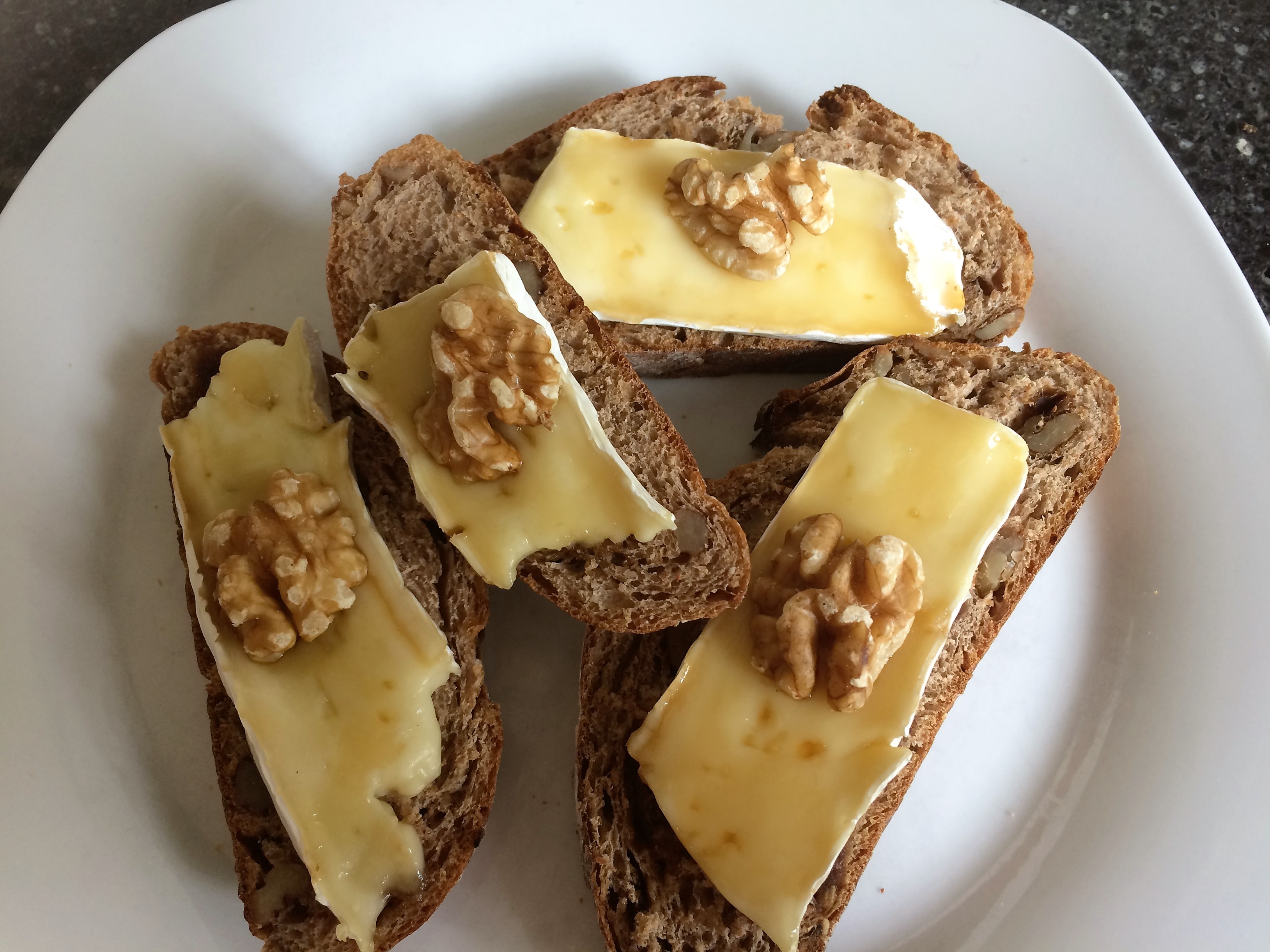 Ga op pad Oranje ga sightseeing Dadelnoten brood met brie en honing. recept | Bakkerij van der Grijn
